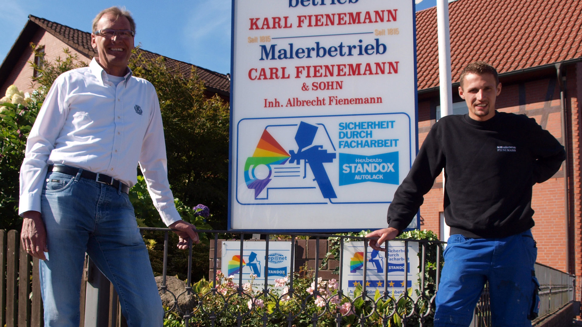 Karl und Mirco Fienemann am Betriebsgelände am Standort Bergen